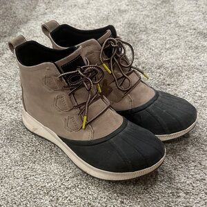 Sorel Women’s In N Out Boot, size 11